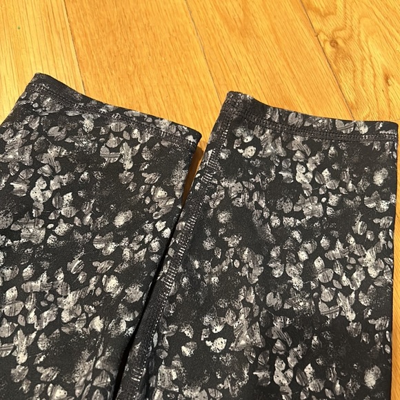 Gap fit studio sky high leggings size small good condition- like new - Picture 3 of 4